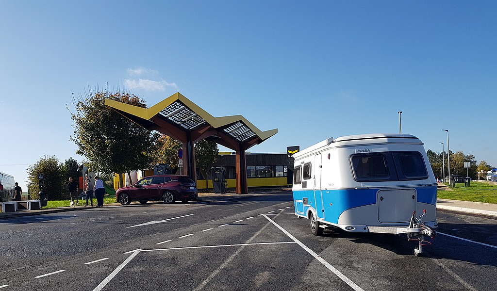 Laden mit abgekoppeltem Wohnwagen in Frankreich - E-Ladestation mit Solar-Dach