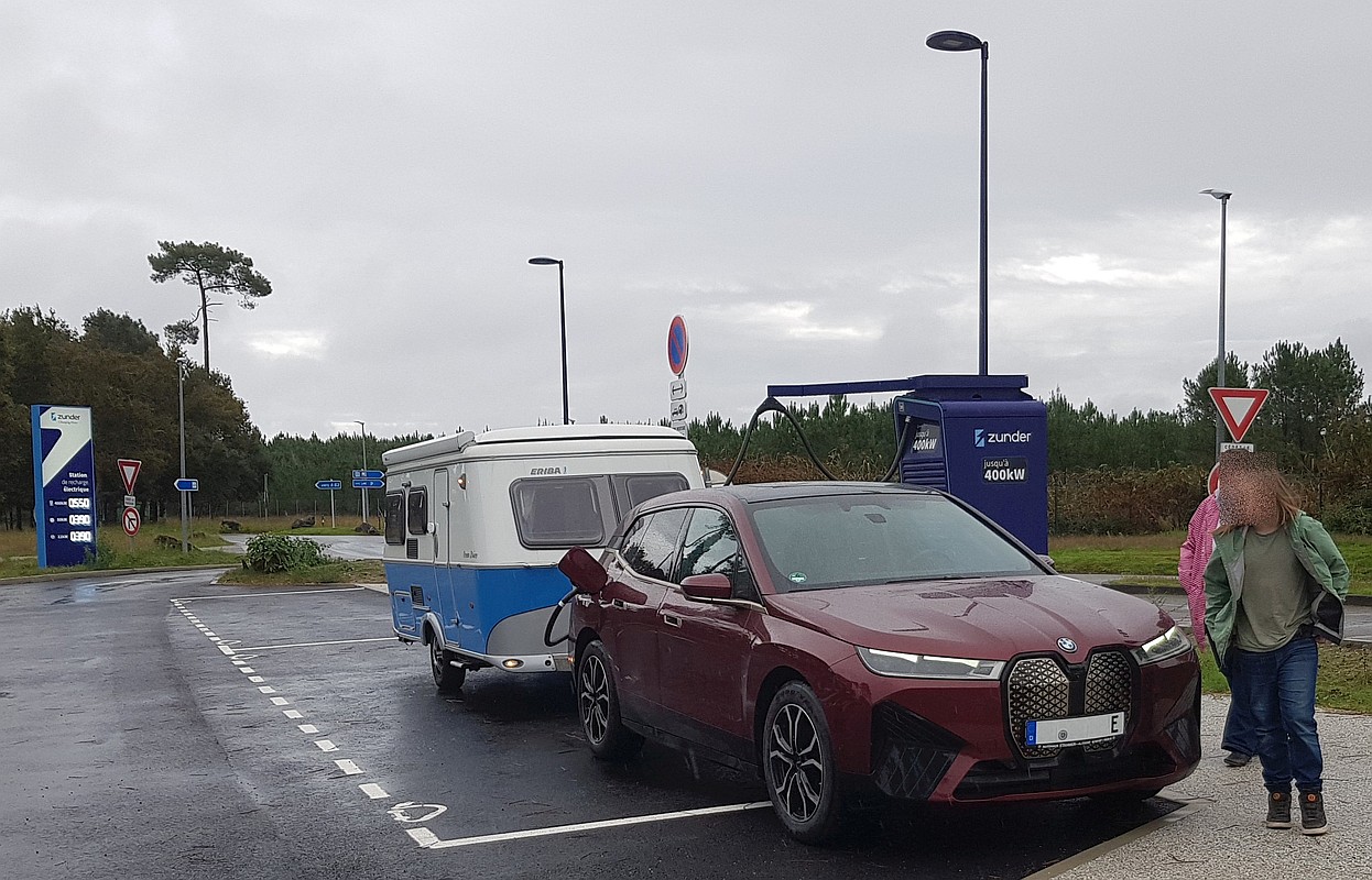 Laden ohne abkoppeln an spezieller E-Ladestation für E-Auto-Fahrer mit Anhänger in Frankreich
